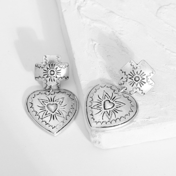 Boho Silver Aztec engraved heart dangle post back earrings - Picture 4 of 6